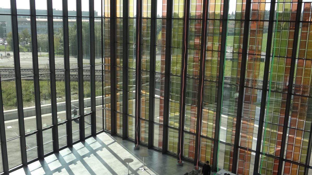 Ogniwa słoneczne uczulane barwnikiem. Tanie i przezroczyste 