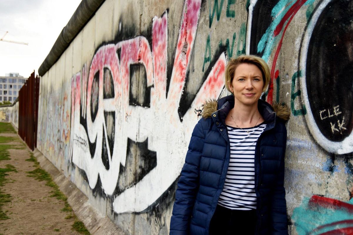 Helena Merriman na tle fragmentu Muru Berlińskiego