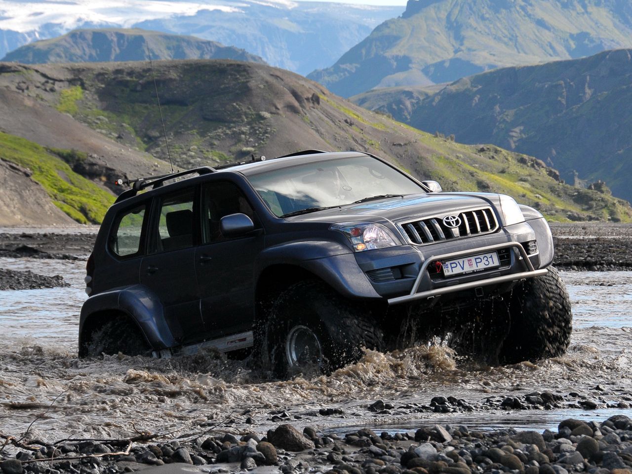 Wbrew pozorom Land Cruiser był nadal samochodem mocno terenowym, a świadczy o tym chociażby fakt, że nie brakuje akcesoriów do jego modyfikacji. Firma Arctic Truck chętnie przerabia generację J12 na arktyczną ciężarówkę.