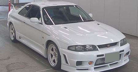 Wyjątkowy nissan sprzedany na aukcji. Na tablicy zabrakło zer
