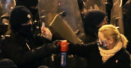Nowacka spryskana gazem przez policjanta. Jest decyzja prokuratury