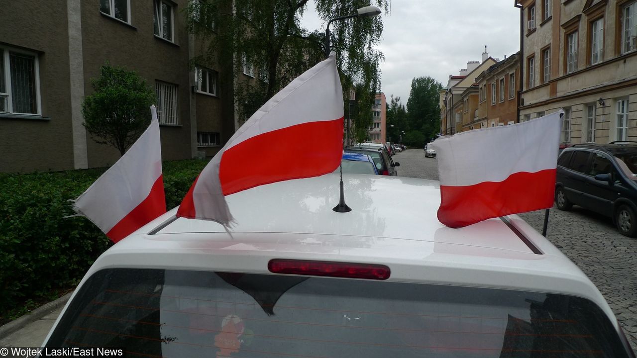 Ile polskich flag zmieści się na jednym dachu? Odpowiedź: co najmniej trzy.