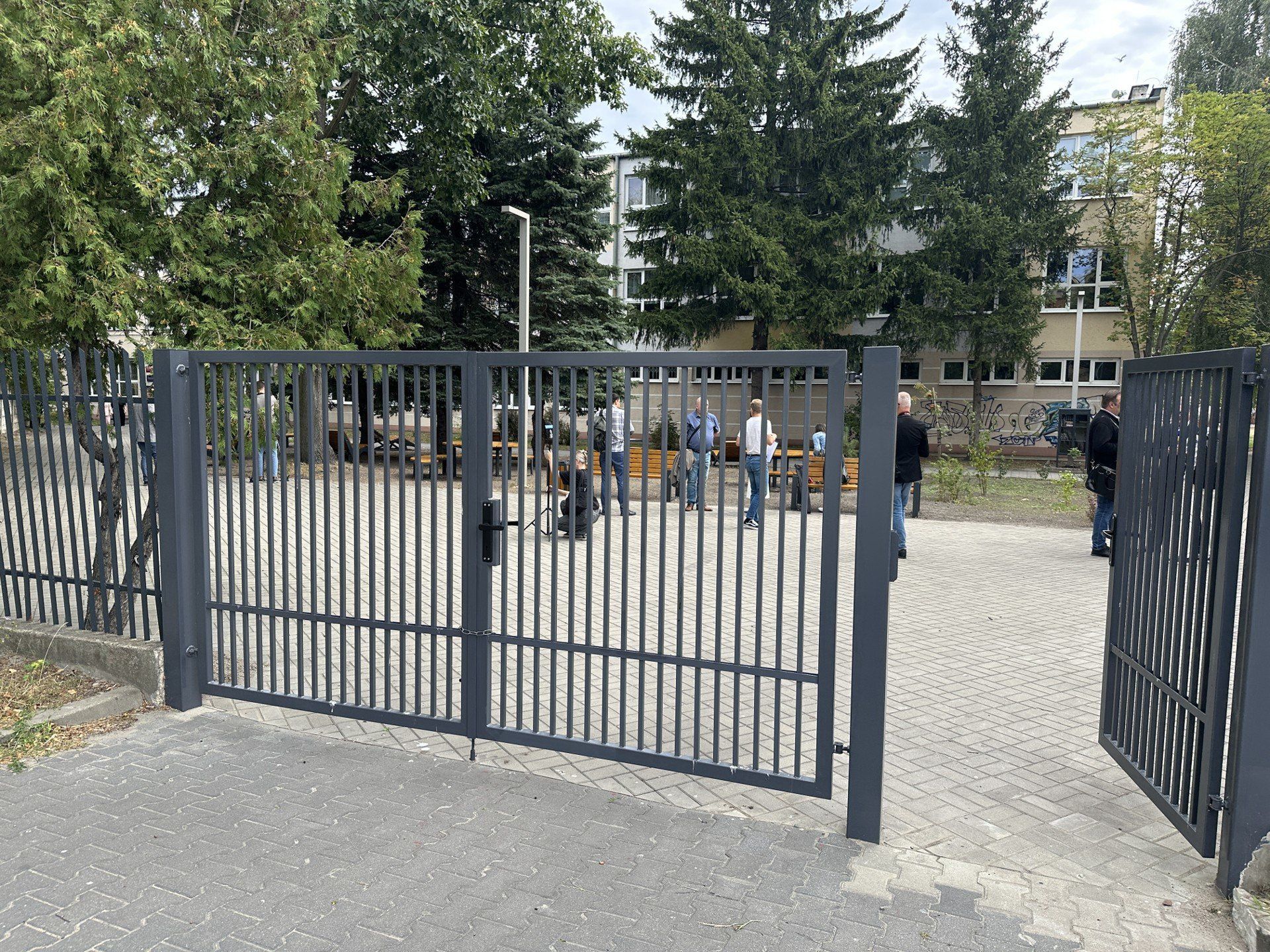 Własnymi siłami szkoły odnowiono ogrodzenie. 