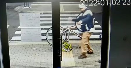 Rowerzysta z Knurowa nagrany. Myślał, że nikt go nie widzi