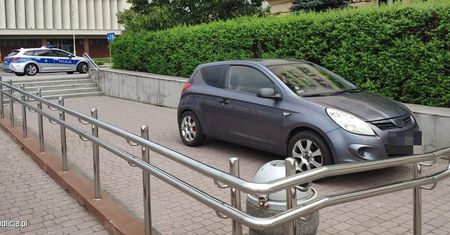 Nawigacja poprowadziła go… po schodach! Nietypowa interwencja rzeszowskiej policji