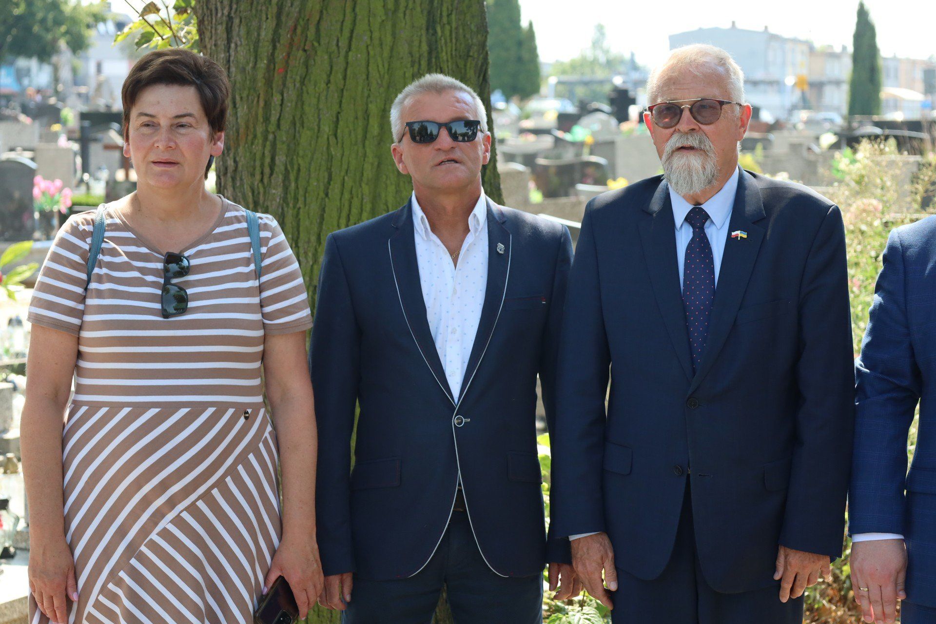 Delegacje złożyły kwiaty pod iglicą 56 PP Wlkp. (2 PSW), który znajduje się obok mogił weteranów wojny polsko-bolszewickiej