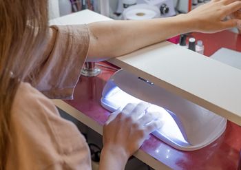 Te paznokcie to hit na jesień. "Velvet nails" hipnotyzują