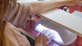 Te paznokcie to hit na jesień. "Velvet nails" hipnotyzują