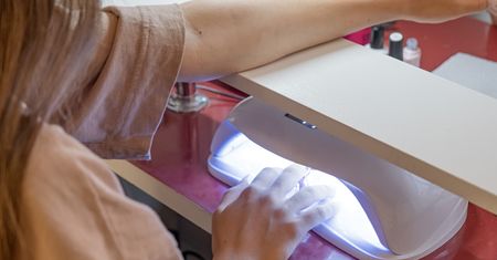Te paznokcie to hit na jesień. "Velvet nails" hipnotyzują