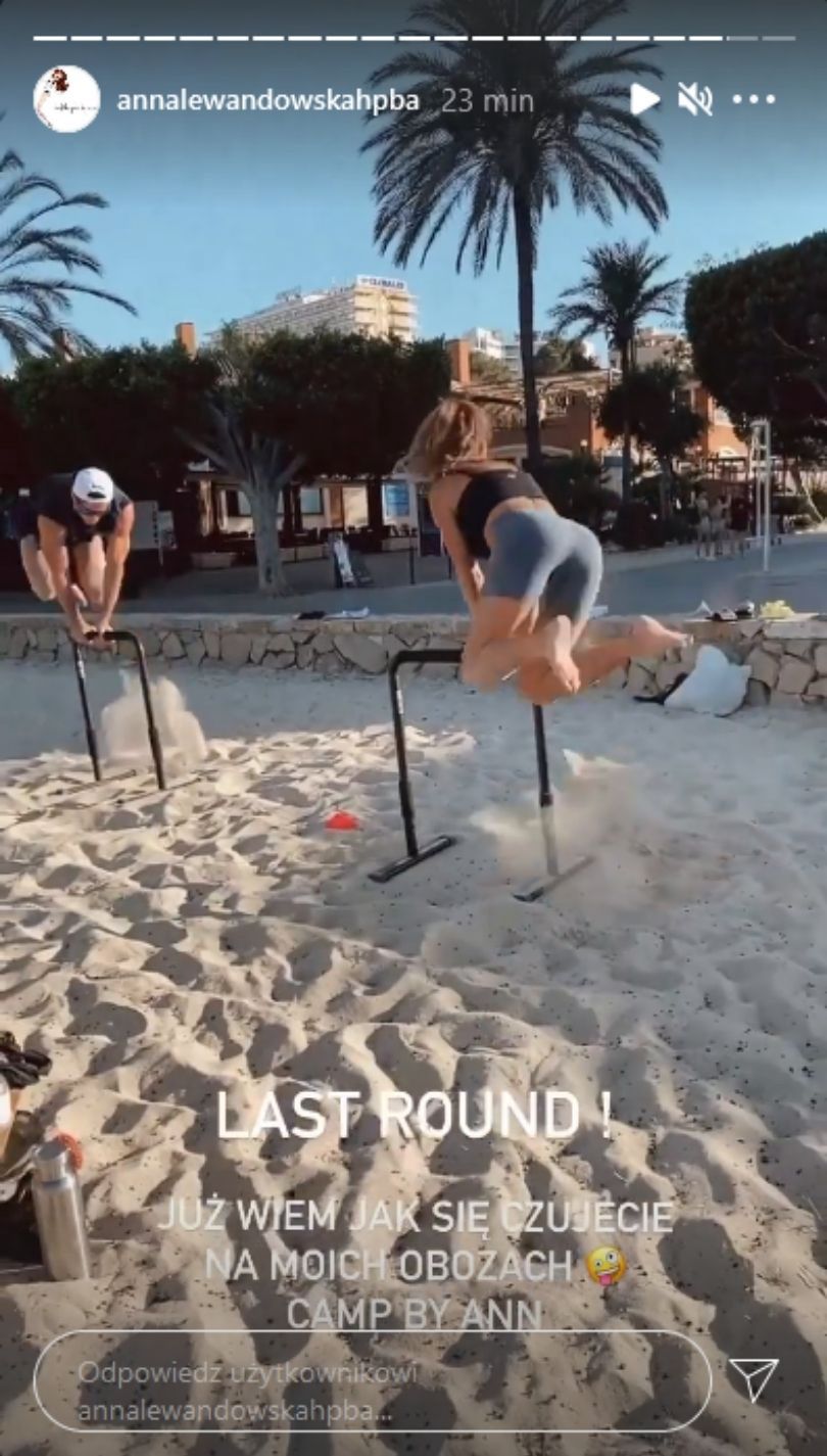 Anna i Robert Lewandowscy trenują na plaży w towarzystwie córek
