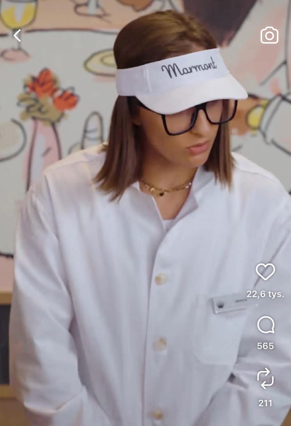 Iga Świątek kelneruje w restauracji