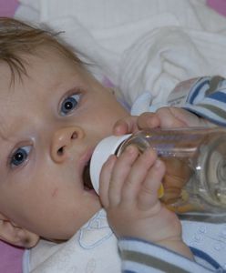 Poważne ostrzeżenie. Ciała obce w napoju dla dzieci