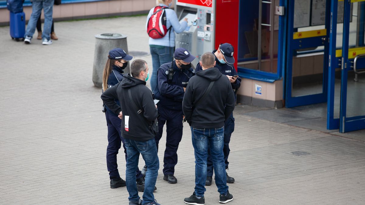 Policjanci w weekend wykonali kilkadziesiąt tysięcy kontroli przestrzegania obostrzeń