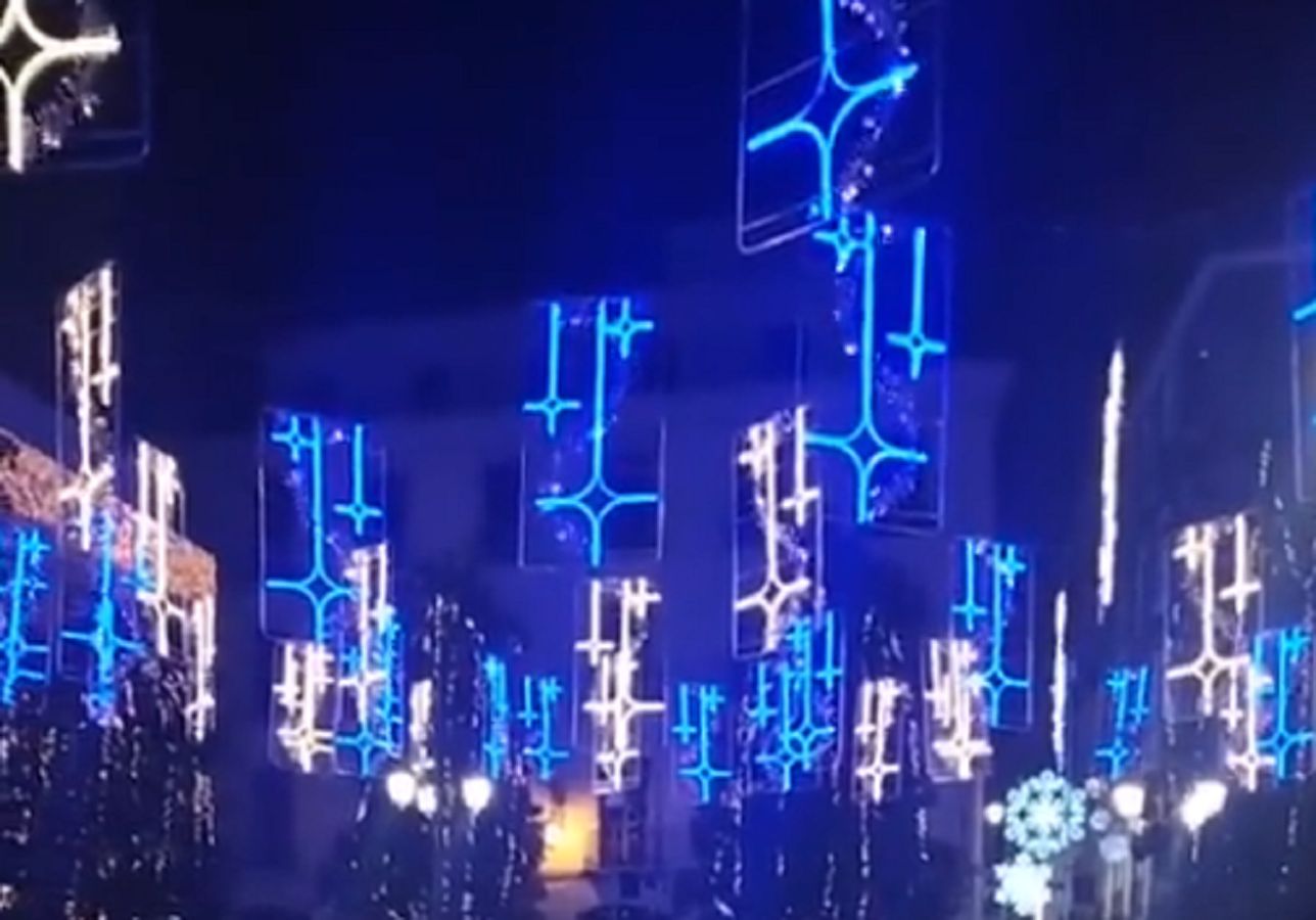 Dekoracje świąteczne z podtekstem? Setki ludzi wyszły na ulice