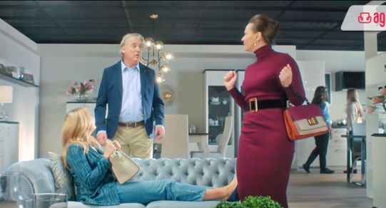 Małgorzata Socha testerką sofy w reklamie salonów Agata