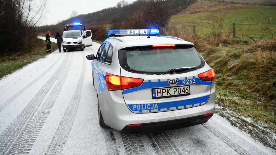 IMGW wydało ostrzeżenia pierwszego stopnia ws. gęstych mgieł i oblodzeń na drogach 