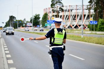 19-latek wjechał renault do rowu i uderzył w betonowy przepust