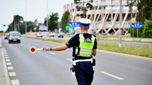 19-latek wjechał renault do rowu i uderzył w betonowy przepust