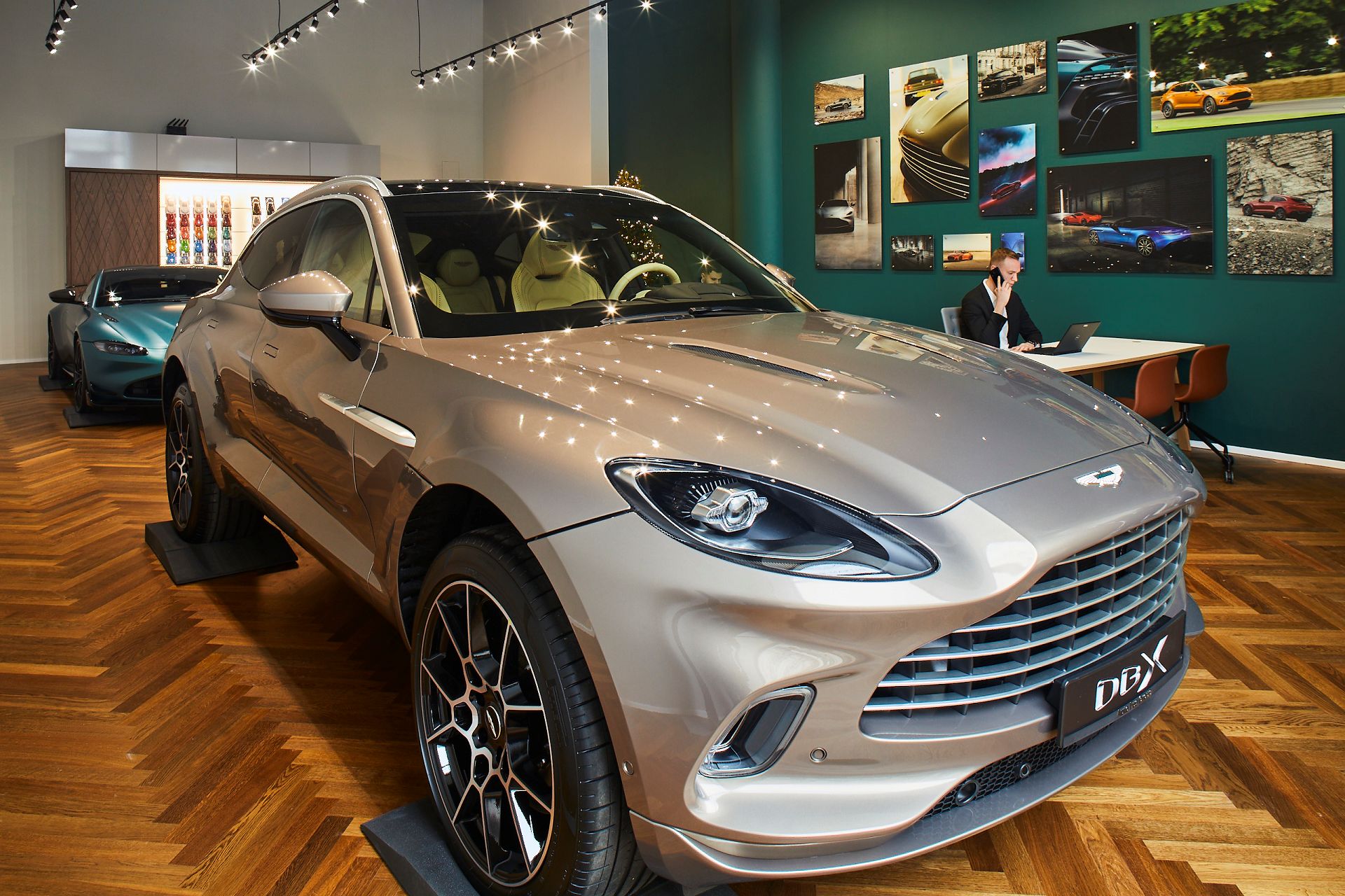 Aston Martin DBX w warszawskim salonie marki