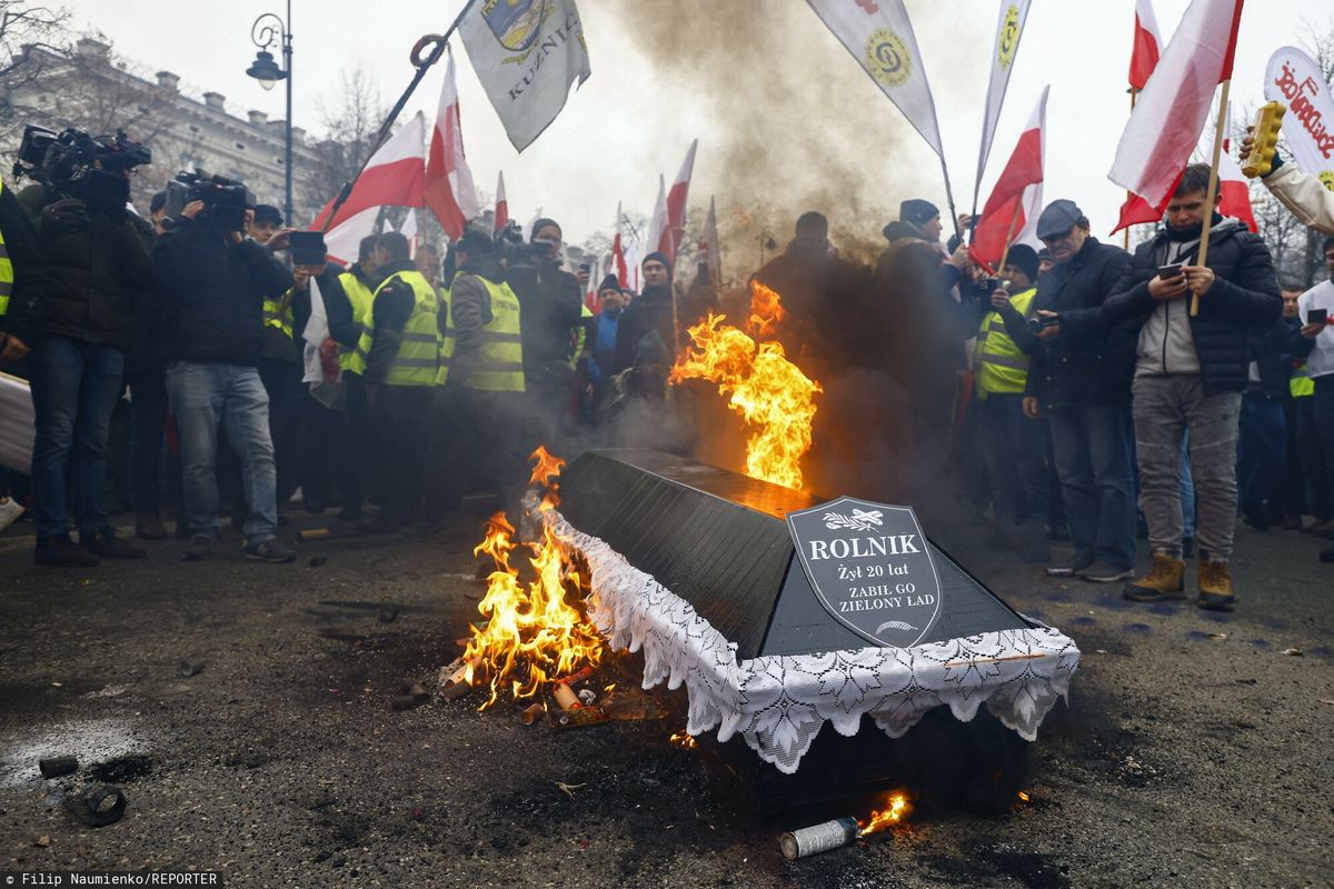 Protest rolników w Warszawie. Na fot. podpalona trumna symbolizująca upadek branży