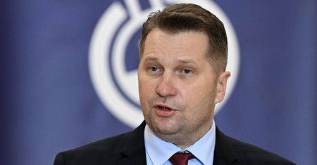 Sugestie Czarnka. "Ekonomia nad zdrowym rozsądkiem"