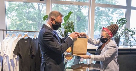 Andrzej Duda w sklepie Red is Bad. Prezydent ma słabość do tej kontrowersyjnej marki