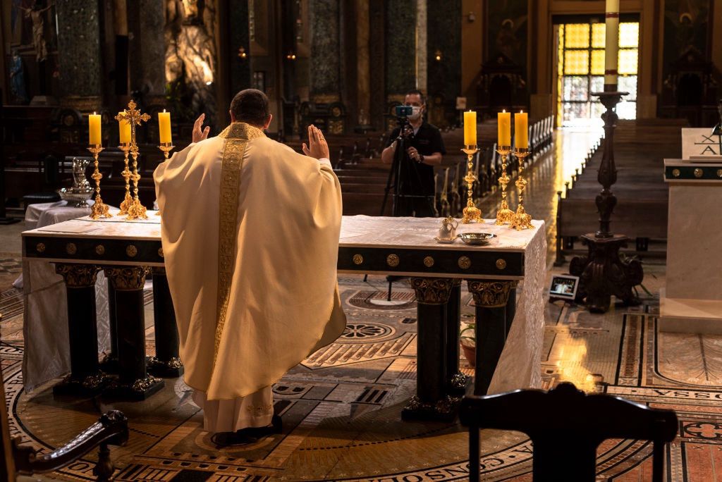 Apostazja w Polsce. Kościół wraca do badań