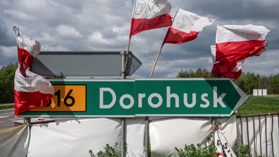 Dorohusk, 19.04.2024. Protest rolników w pobliżu polsko-ukraińskiego przejścia granicznego w Dorohusku, 19 bm. Protestujący sprzeciwiają się m.in. wprowadzeniu unijnego Zielonego Ładu i napływowi towarów z Ukrainy. (aldg) PAP/Wojtek Jargiło