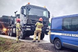 Przewozili czołg. Wypadek z udziałem kolumny wojskowej