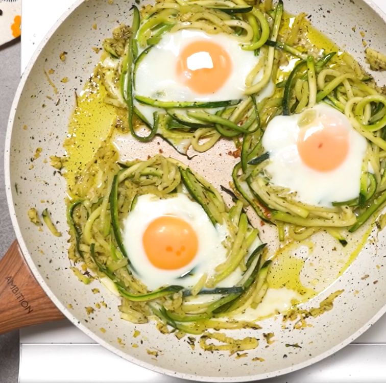 Fried eggs with courgette