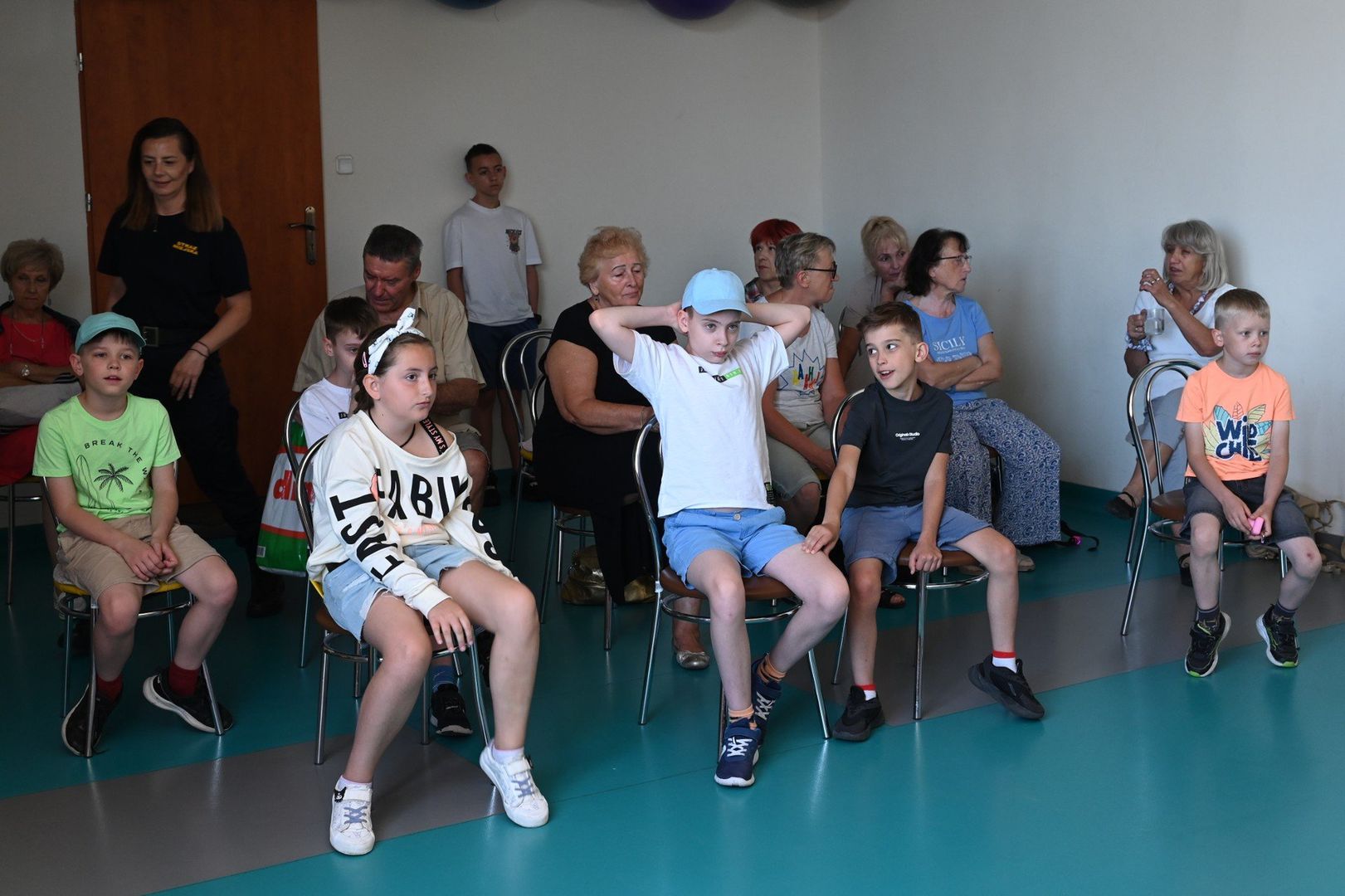 Jak widać - w pierwszym rzędzie zasiadły wnuki, a z tyłu ich babcie i jeden dziadek.