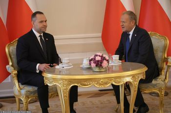 Tusk już u Nawrockiego. Pierwsze rozmowy z nowym prezydentem