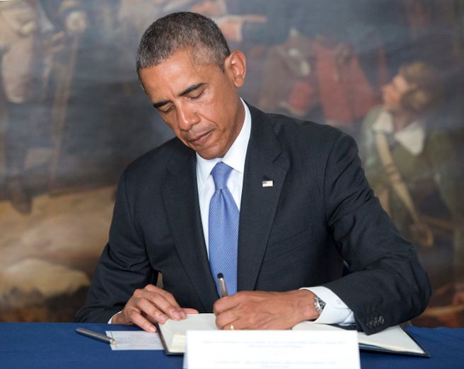 Barack Obama w ambasadzie Francji w Waszyngtonie oddał hołd ofiarom ataku