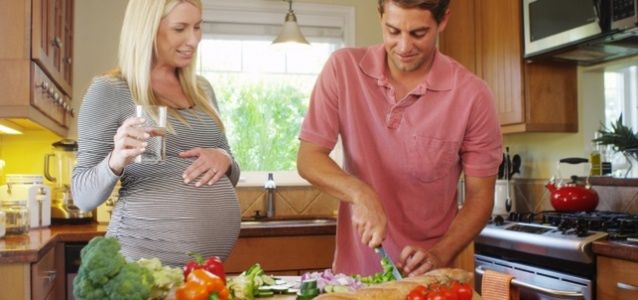 Nie tylko kobiety w ciąży tyją. Ich partnerzy również