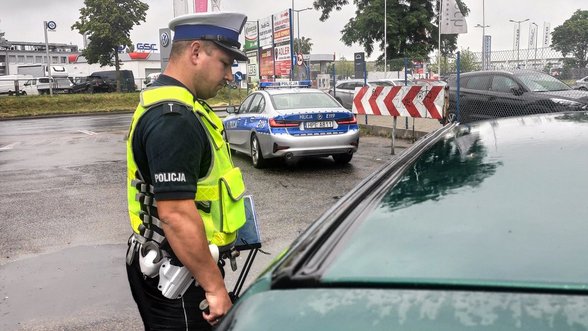 Brak dokumentu potwierdzającego posiadanie uprawnień do kierowania może nas kosztować 50 zł. To niewiele, ale i tak nie warto ryzykować