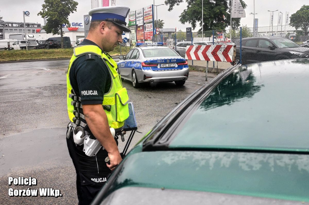 Brak dokumentu potwierdzającego posiadanie uprawnień do kierowania może nas kosztować 50 zł. To niewiele, ale i tak nie warto ryzykować