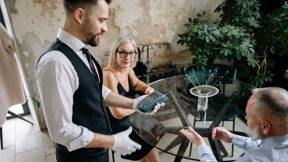 Kelner; restauracja; płatność bezgotówkowa; zamówienie; knajpa; bar