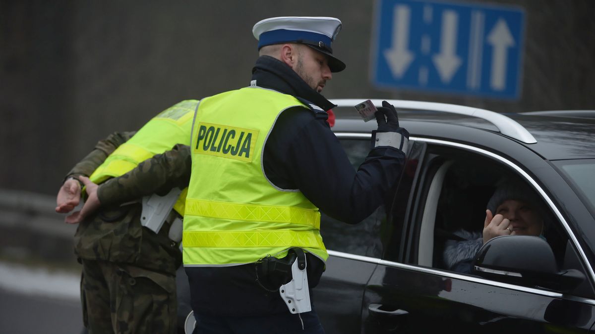 Za drobne wykroczenia policjanci będą wręczać naklejki, a nie mandaty 