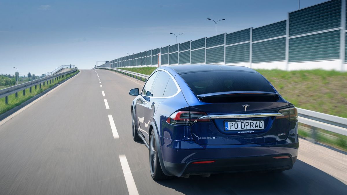 Tesla chce robić coś więcej niż tylko sprzedawać samochody. Na zdjęciu Tesla X P90D