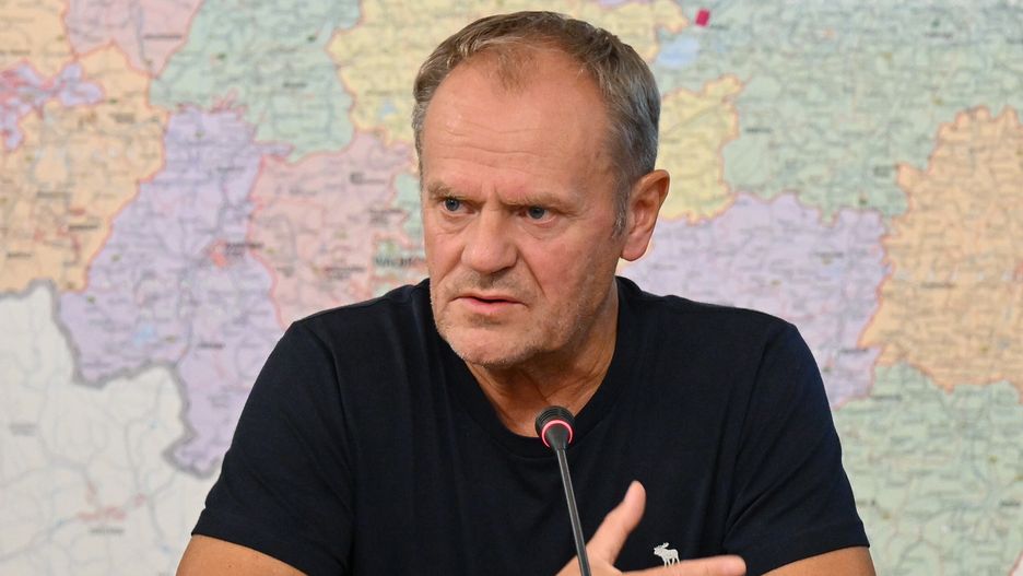 Wrocław, 18.09.2024. Premier Donald Tusk (C), wicepremier, minister obrony narodowej Władysław Kosiniak-Kamysz (P) oraz szef MSWiA Tomasz Siemoniak (L) podczas narady ogólnopolskiego sztabu kryzysowego we Wrocławiu, 18 bm. Południowa i zachodnia Polska zmaga się z powodziami, wezbranymi rzekami i ich skutkami. Najtrudniejsza sytuacja jest w Oławie (woj. dolnośląskie). Przez miasto przechodzi fala powodziowa. Działania służb, m.in. straży pożarnej i wojsk obrony terytorialnej, skupiają się na zabezpieczaniu wałów przeciwpowodziowych. (ad) PAP/Maciej Kulczyński