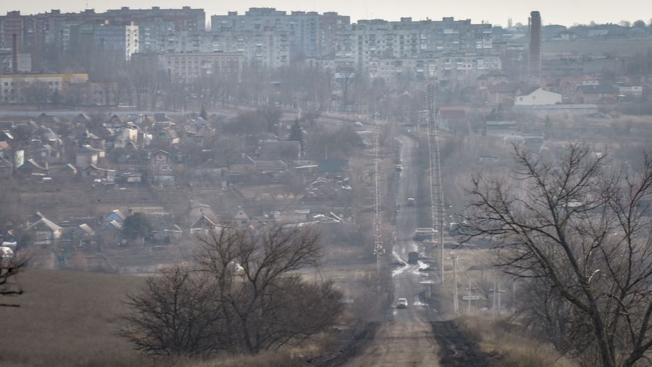 epaselect epa10418507 A general view of Bakhmut town, Donetsk region, eastern Ukraine, 20 January 2023. Ukrainian authorities are urging residents to evacuate from the frontline territories, though some 8,000 have chosen to stay in their homes. There is no working infrastructure left - no electricity, heating, water, or gas. Also, the risk to be injured or killed by Russian shelling remains high, so people mostly spend their time in shelters or basements. EPA/OLEG PETRASYUK Dostawca: PAP/EPA.