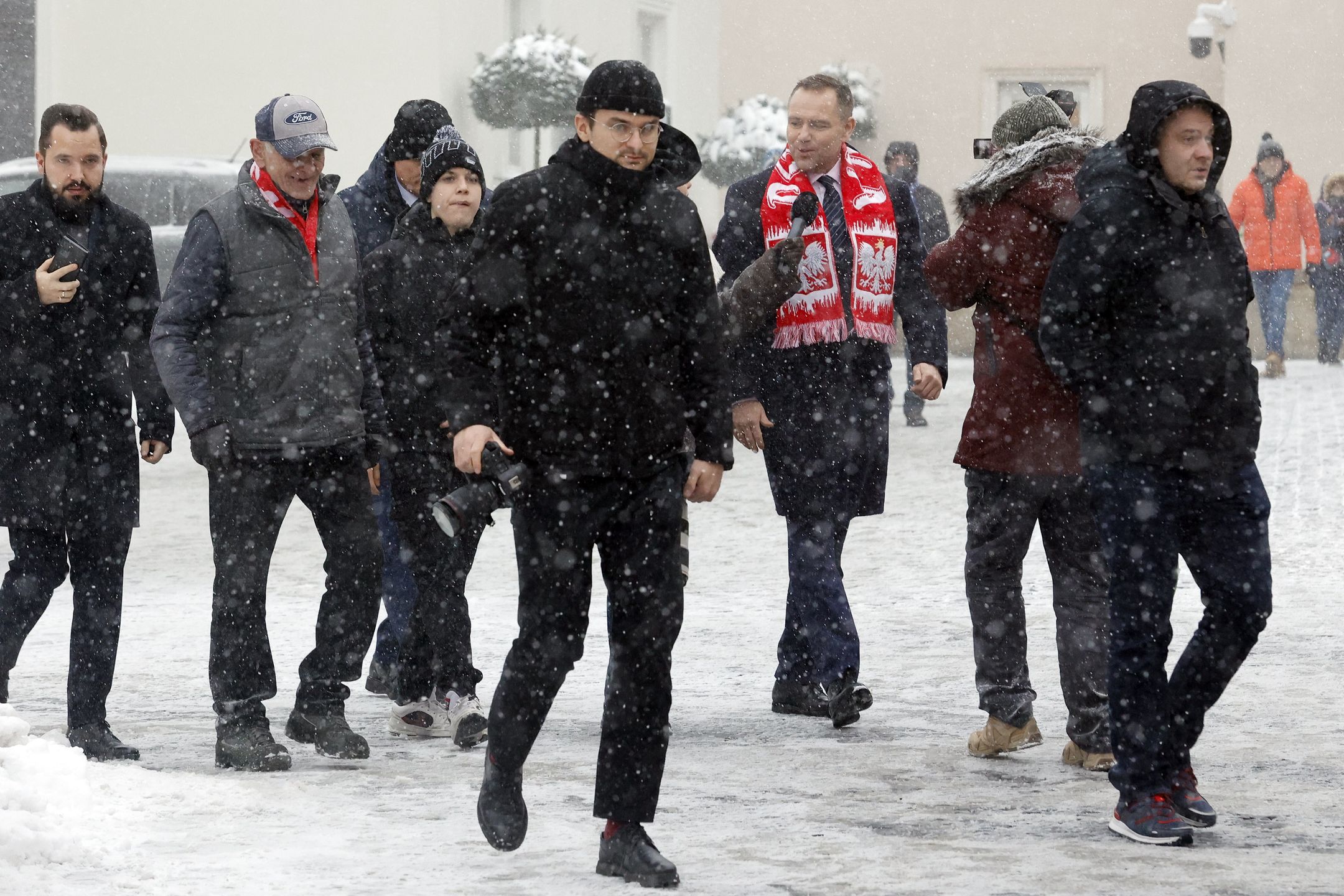 Częstochowa, 11.01.2025. Kandydat Komitetu Obywatelskiego w wyborach na prezydenta RP, popierany przez Prawo i Sprawiedliwość, prezes Instytutu Pamięci Narodowej Karol Nawrocki (C-P) z uczestnikami XVII Patriotycznej Pielgrzymki Kibiców na Jasną Górę w Częstochowie, 11 bm. Tegoroczna pielgrzymka odbywa się pod hasłem ?Dla Ciebie Nasz Trud Ukochana Ojczyzno?. (mk) PAP/Waldemar Deska