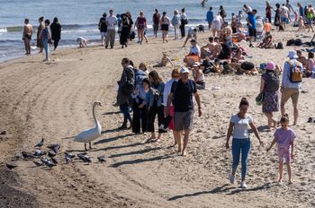 Wakacje 2025. Jak podróżują młodzi ludzie, a jak ich rodzice? Znamy odpowiedź