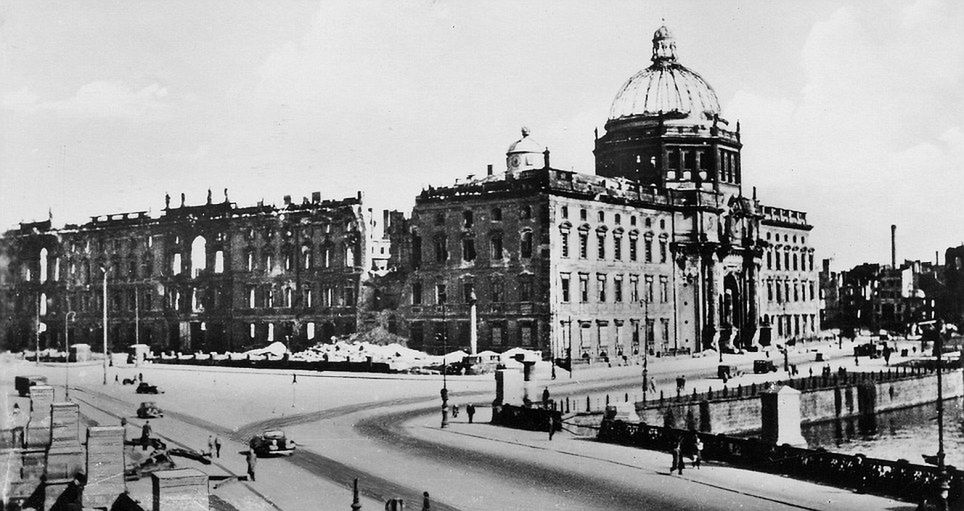 Pogodna, kolorowa wiosna 1937 roku w Berlinie. Ulice pełne swastyk, żołnierzy i... spokoju 2