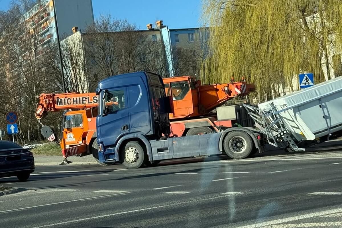 Ciężarówka zgubiła naczepę na rondzie przy Makro