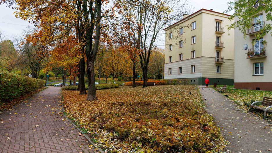 Skwer Anny Markowej piękny za dnia, wieczorami tonie w ciemnościach