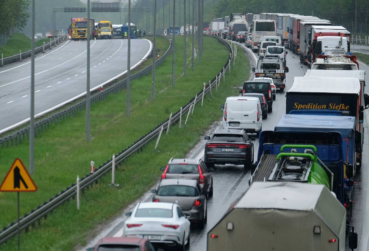 Gigantyczny korek na A4, zdjęcie ilustracyjne