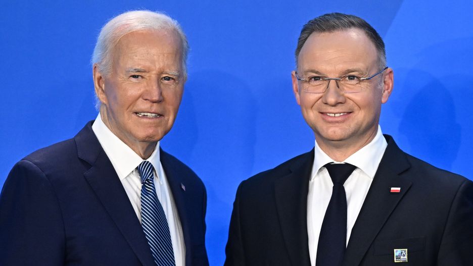 Andrzej Duda, Joe Biden
Waszyngton, USA, 10.07.2024. Prezydent RP Andrzej Duda (P) i prezydent USA Joe Biden (L) podczas powitania na szczycie NATO w Centrum Kongresowym Walter E. Washington Convention Center w Waszyngtonie, 10 bm. Prezydent RP bierze udzia� w spotkaniu g��w pa�stw i szef�w rz�d�w pa�stw NATO. (aldg) PAP/Radek Pietruszka
Radek Pietruszka
bezpiecze�stwo, Centrum Kongresowe Walter E. Washington Convention Center, dyplomacja, nato, polityk polityka, prezydent, prezydent rp, szczyt, 75 75. rocznica rocznicy