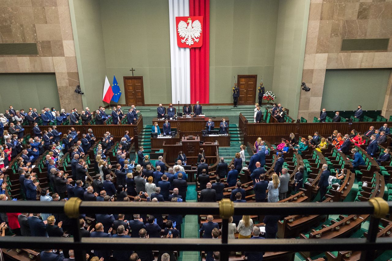 Gorący dzień w Sejmie. Tematem m.in. Białoruś i koronawirus. Burza wokół ustawy ws. bezkarności urzędników i podwyżek dla posłów