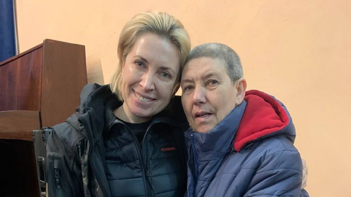 Sołtyska uwolniona z rąk Rosjan. Była torturowana. Obcięte włosy to dopiero początek. Na zdjęciu wicepremier Ukrainy Irina Wereszczuk i sołtyska miejscowości Hremiacz